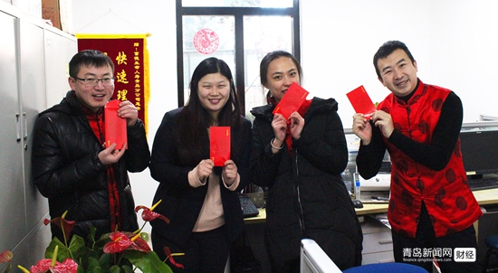 富德生命人寿青岛分公司总经理室为员工送去新