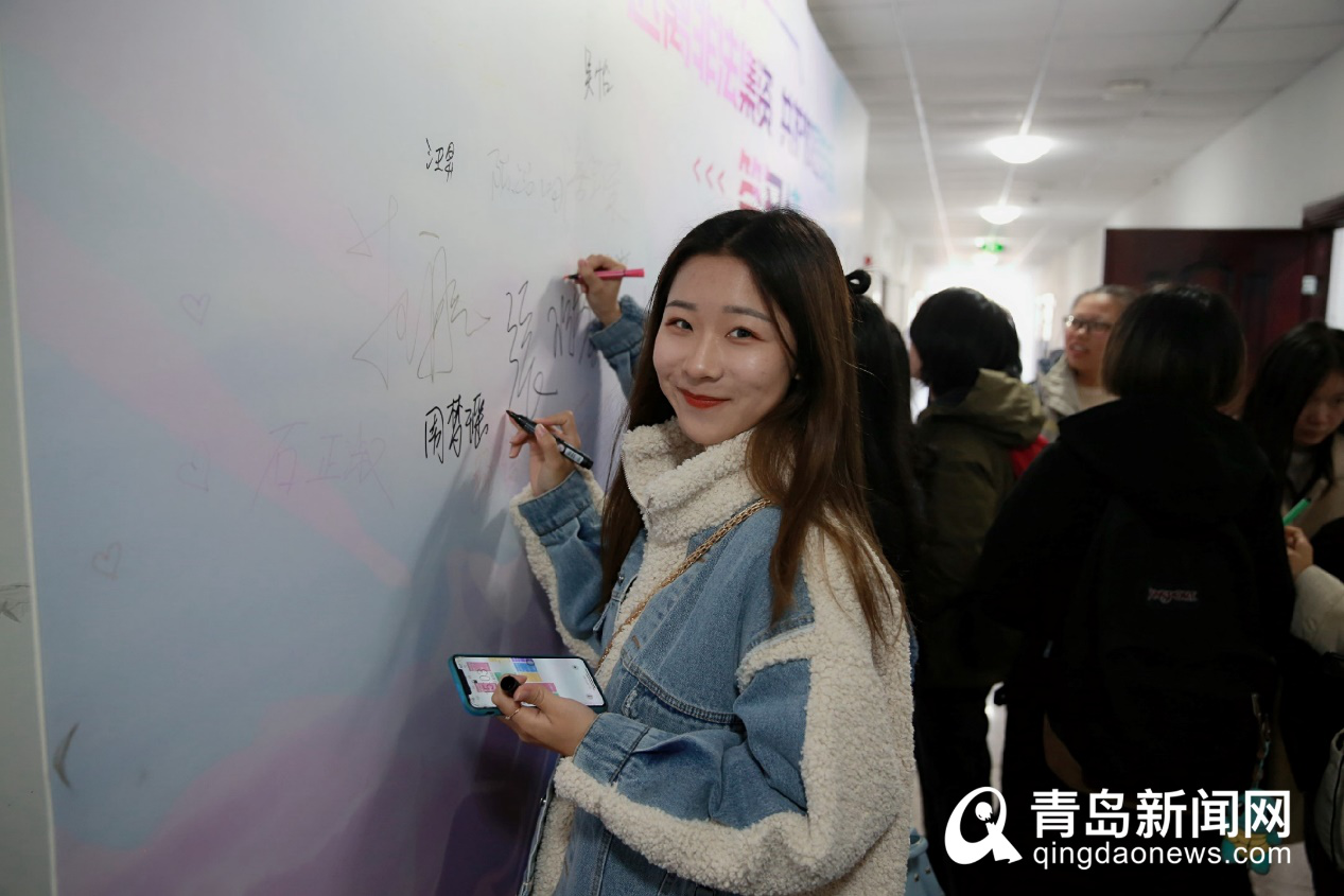 中国海洋大学经济学院学生在签名墙上签名宁冠宇摄